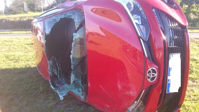 Mujer hospitalizada tras volcar con su camioneta en el acceso a Garupá