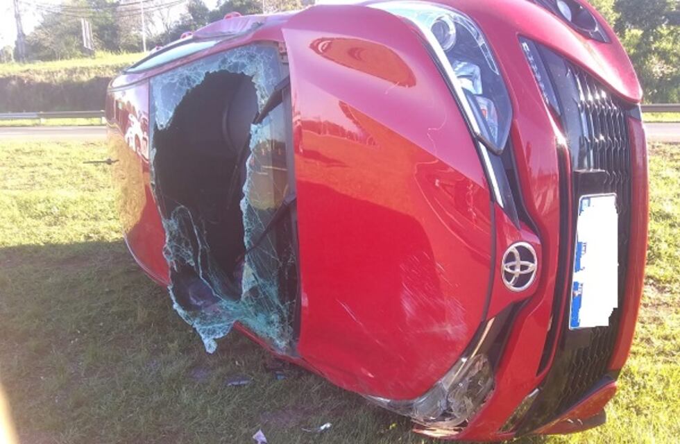 Mujer hospitalizada tras volcar con su camioneta en el acceso a Garupá