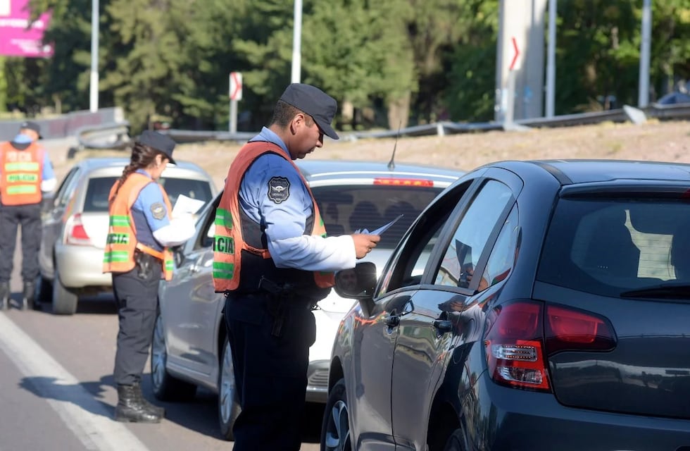Estaba apurada, no quiso esperar y atropelló a un policía en un control vial