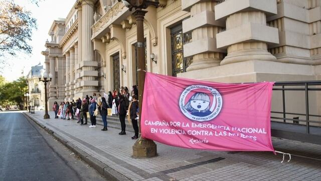 La sede de la Casa Gris ya fue escenario de un abrazo simbólico este año para reclamar justicia por los femicidios. (Amsafe Rosario)