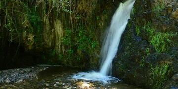 Ubicado en la Reserva Natural Vaquerias, el salto de agua se caracteriza por sus ollas de agua cristalina y su paisaje natural.