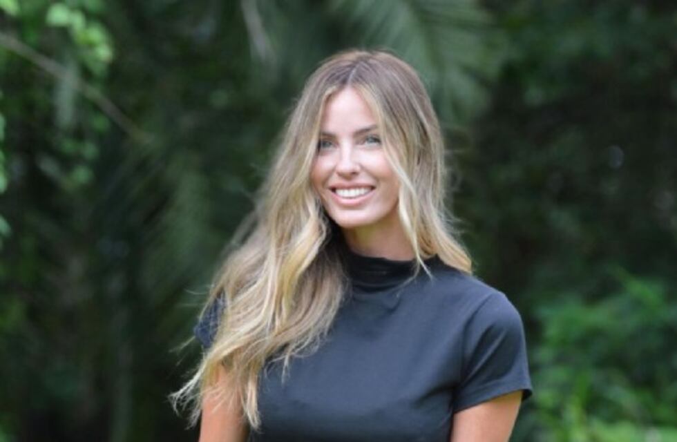 Rocío Guirao Díaz aprovechó el sol al máximo y posó con una bikini rosa y un sombrero haciendo juego