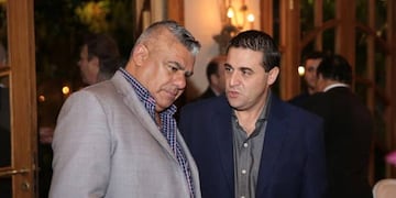 Pablo Toviggino, derecha, junto a Claudio Tapia.