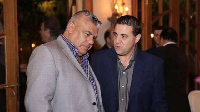 Pablo Toviggino, derecha, junto a Claudio Tapia.