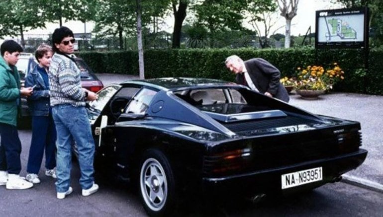 Diego Maradona y la historia de su Ferrari negra