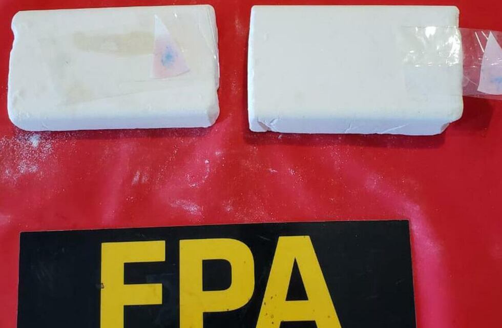 Allanaron su casa en barrio Parque República y le encontraron dos panes de cocaína