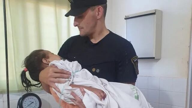 Policías rescatan a una niña de dos años que se ahogaba en un arroyo de Comandante Andresito.