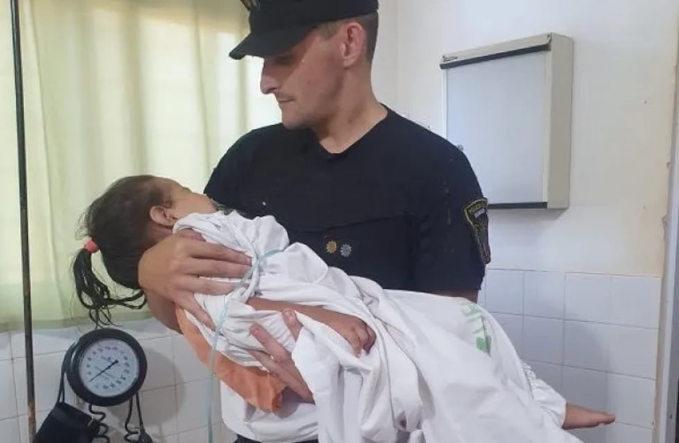 Policías rescatan a una niña de dos años que se ahogaba en un arroyo de Comandante Andresito