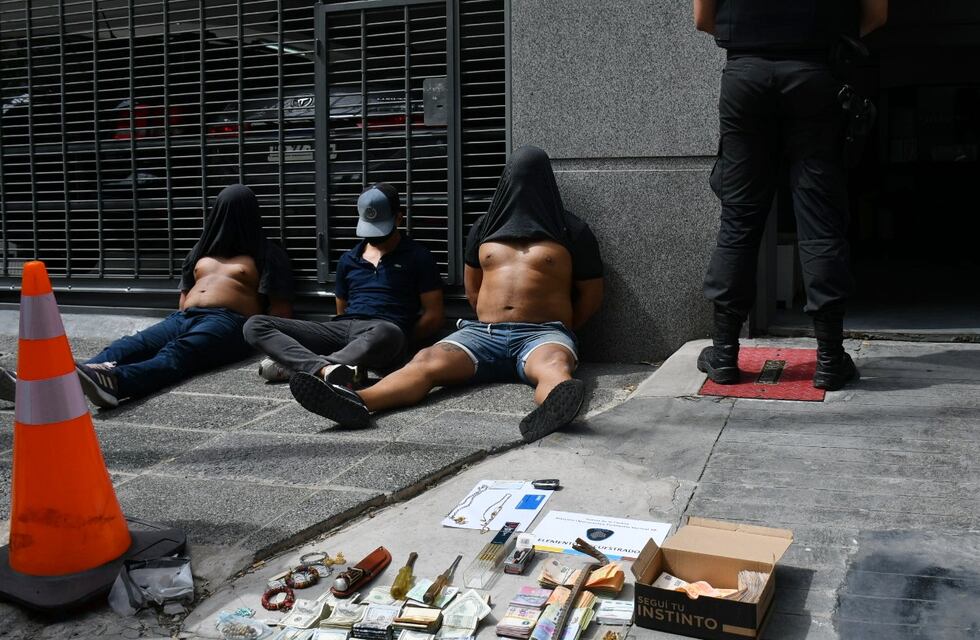 La policía persiguió y detuvo en Monserrat a cuatro delincuentes que habían robado en un departamento de Recoleta