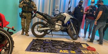 En la vivienda de Caña de Ámbar al 1700 encontraron una moto de alta cilindrada además de los proyectiles y pistolas.