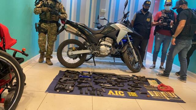 En la vivienda de Caña de Ámbar al 1700 encontraron una moto de alta cilindrada además de los proyectiles y pistolas.