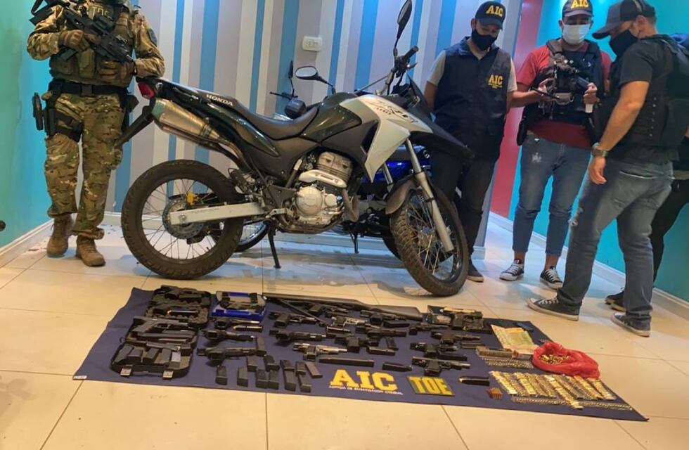 Le secuestraron arsenal de armas y municiones al hijo de exjefe de “Los Monos”