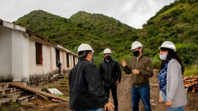 La intendenta de Villa de la Quebrada y otras autoridades recorren el edificio en donde ya se iniciaron las obras de remodelación. Gentileza El Diario