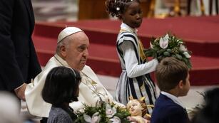 El papa Francisco durante la misa de Nochebuena en la Basílica de San Pedro del Vaticano. (AP / Gregorio Borgia)
