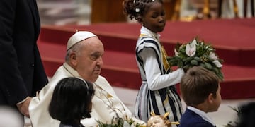 El papa Francisco durante la misa de Nochebuena en la Basílica de San Pedro del Vaticano. (AP / Gregorio Borgia)