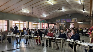 Sesión del Concejo Municipal en la escuela "Juan Domingo Perón"