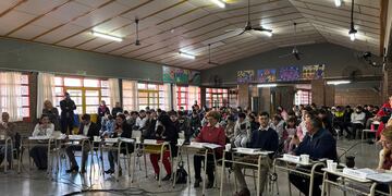Sesión del Concejo Municipal en la escuela "Juan Domingo Perón"