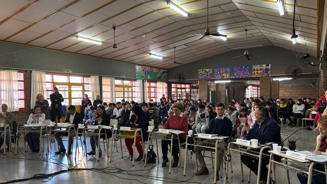 Sesión del Concejo Municipal en la escuela "Juan Domingo Perón"
