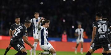 Prepara, apunta y... gol. Bruno Barticciotto anotó el 2-0 de Talleres sobre Atlético Tucumán. (Ramiro Pereyra / La Voz)