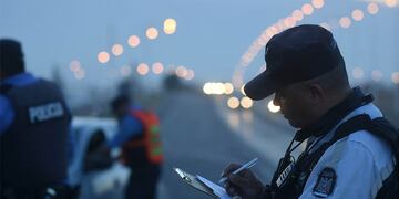 La policía tiene la facultad para controlar que los datos en el DNI coincidan con el carné de conducir.