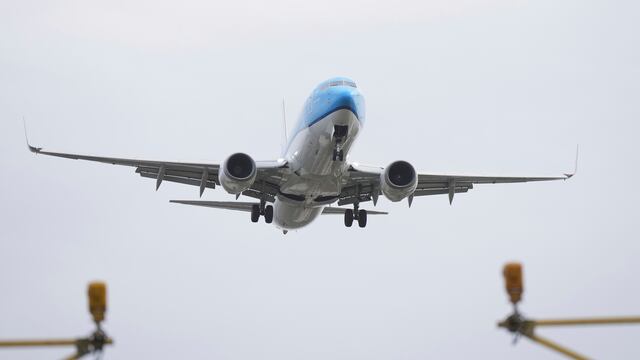 Escándalo en pleno vuelo: una pareja tuvo relaciones en el baño del avión frente a familias y niños. (AP Foto/Alastair Grant)