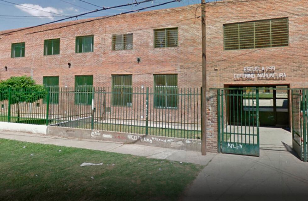 Entraron a una escuela en hora de clases y robaron a dos trabajadores a punta de pistola en Rosario