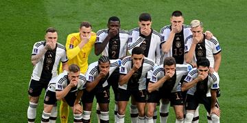 Alemania se llevó la mano a la boca en la foto oficial como protesta (AP)