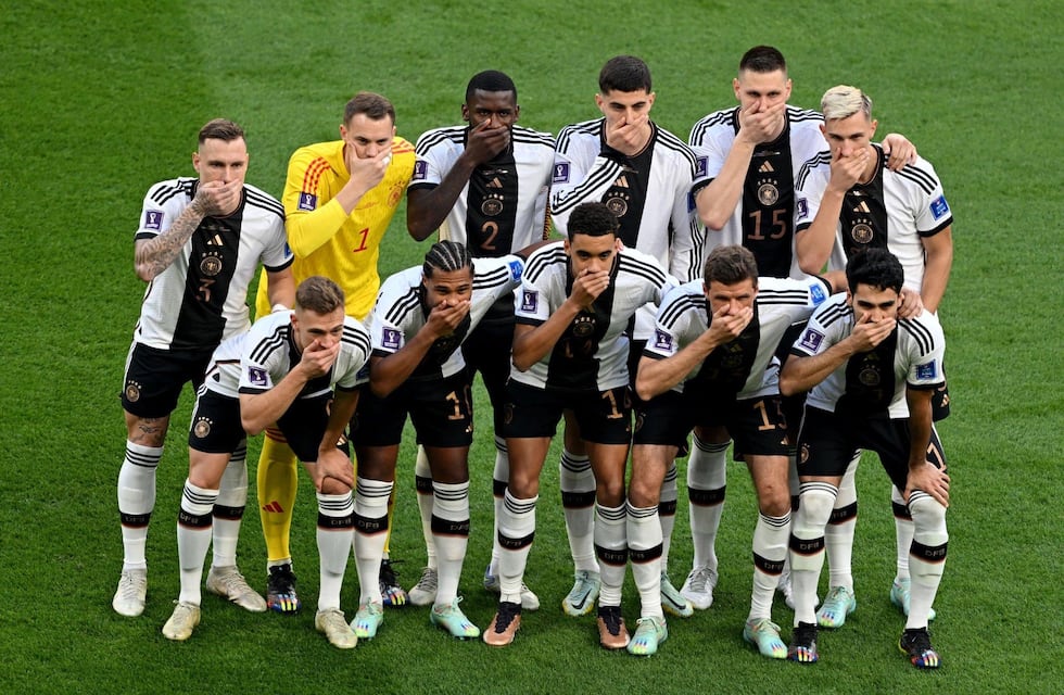 Mundial de Qatar 2022: qué significa el gesto que hizo la Selección Alemana previo al partido con Japón