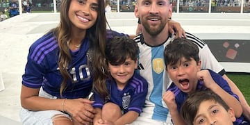La empresaria de 34 años llevó a Thiago, Mateo y Ciro hasta el escenario de la premiación.
