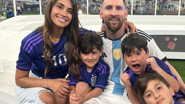 La empresaria de 34 años llevó a Thiago, Mateo y Ciro hasta el escenario de la premiación.