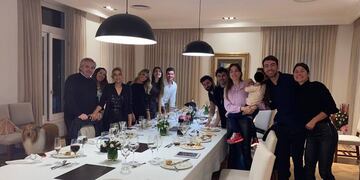 El 14 de julio de 2020, en la Quinta de Olivos, Alberto Fernández posó para esta foto durante el festejo del cumpleaños de la primera dama, Fabiola Yáñez.