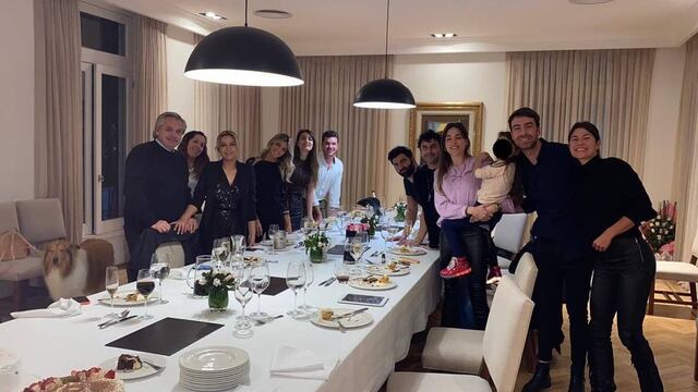 CUMPLE EN OLIVOS. El 14 de julio de 2020, en la Quinta de Olivos, Alberto Fernández posó para esta foto durante el festejo del cumpleaños de la primera dama, Fabiola Yáñez.