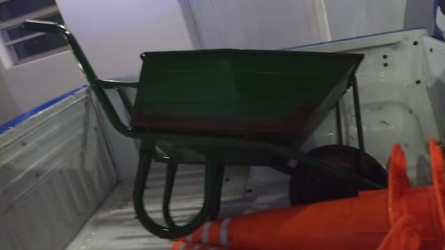 Robó un reproductor de DVD en una carretilla