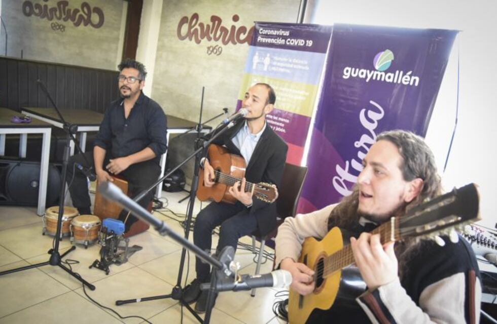 Una banda de salsa sorprendió con su música en un local de churros de Guaymallén