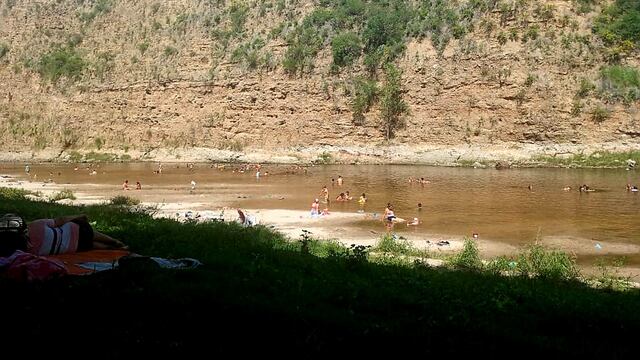 A la vera del río en Bialet Massé -a unos 18 kilómetros de Villa Carlos Paz-. Verano 2021.