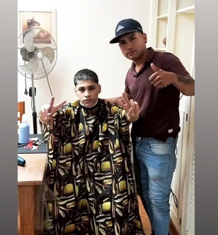 Tres Arroyos: El peluquero Benjamín Duartez corta el pelo gratis a jubilados todos los lunes