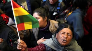 Una seguidora del candidato presidencial Rodrigo Paz celebrando con emoción los resultados que mostraban una ventaja del Partido Demócrata Cristiano en las elecciones del domingo pasado.