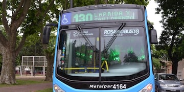 Una de las unidades afectadas realiza el recorrido de las líneas 130 y 146 bandera negra. (EMR)