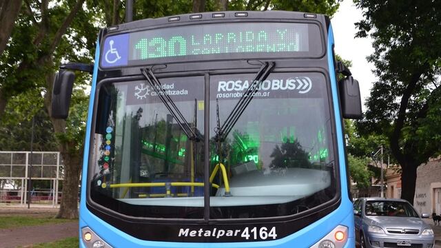 Una de las unidades afectadas realiza el recorrido de las líneas 130 y 146 bandera negra. (EMR)