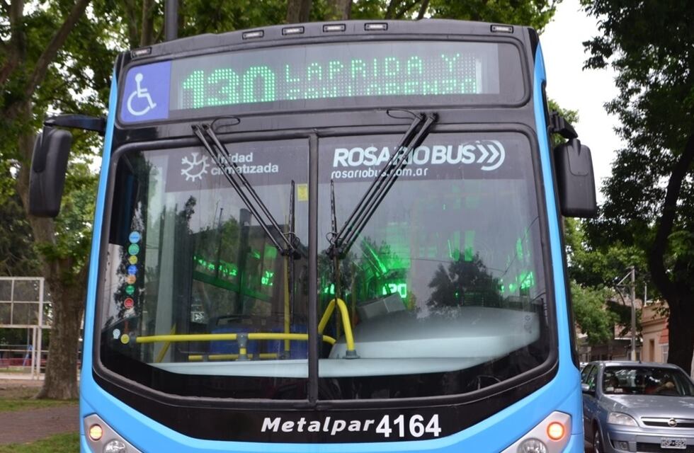 Apedrearon dos colectivos e hirieron a un chofer en barrio Acindar