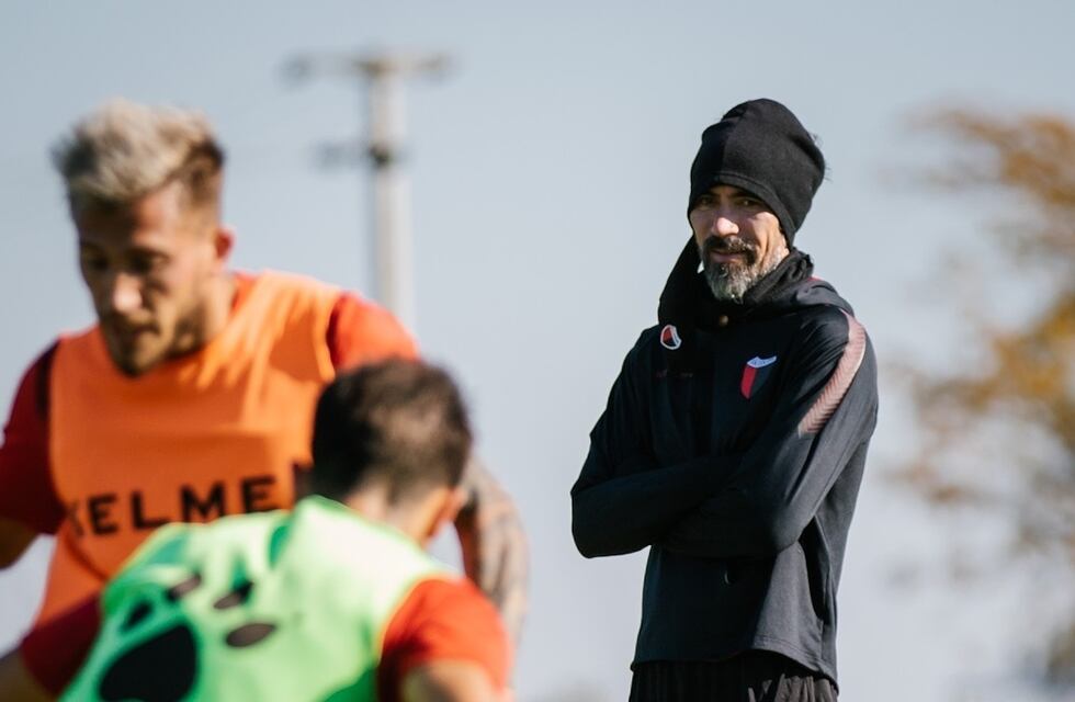 Hinchas de Colón colgaron un pasacalle de apoyo para poder “morir en paz”