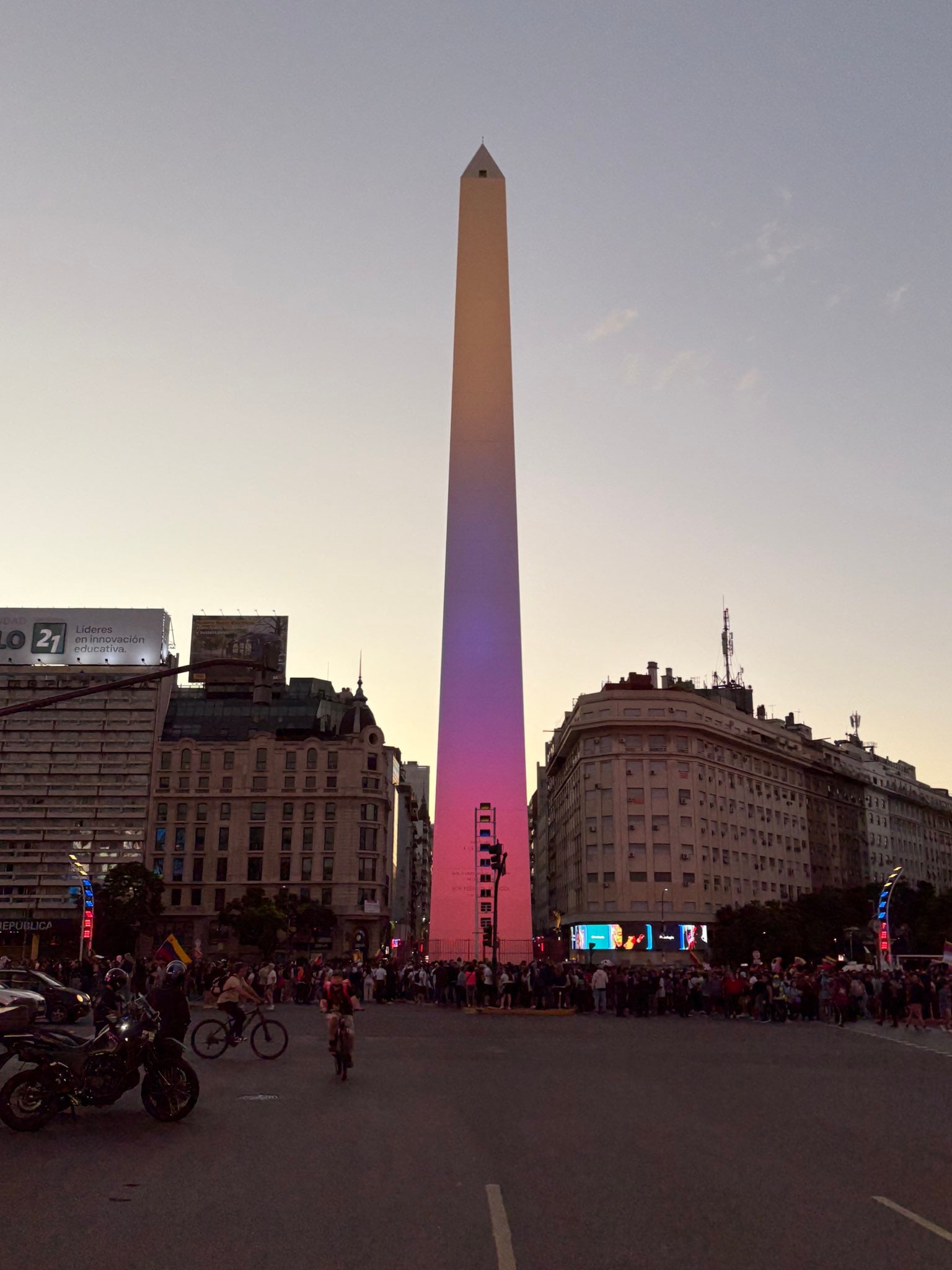 Venezolanos residentes de Argentina, se reunieron en el Obelisco tras la detención de Maduro.