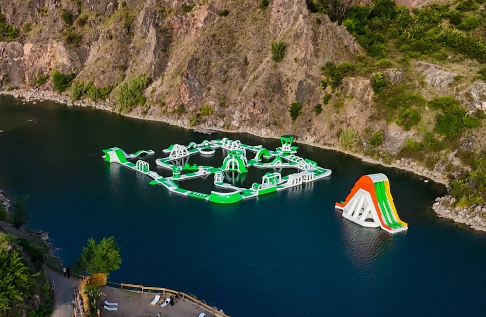 Juegos flotantes en una reconocida laguna: cómo es el nuevo parque acuático de Córdoba