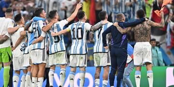 La selección argentina celebra el triunfo ante Croacia y el pase a la final del Mundial de Qatar. Foto: EFE