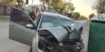 El Ford Fiesta Max quedó destrozado cerca del cruce de la Ruta Nacional 11 y calle España.