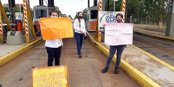 Empleados de la estación de peaje levantan las barreras en protesta por mejoras salariales