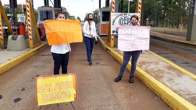 Empleados de la estación de peaje levantan las barreras en protesta por mejoras salariales