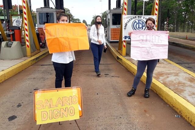 Empleados de la estación de peaje levantan las barreras en protesta por mejoras salariales