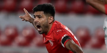 Silvio Romero celebra su gol en el 1-0 de Independiente sobre Guabirá, por la última fecha del Grupo B de la Copa Sudamericana 2021.