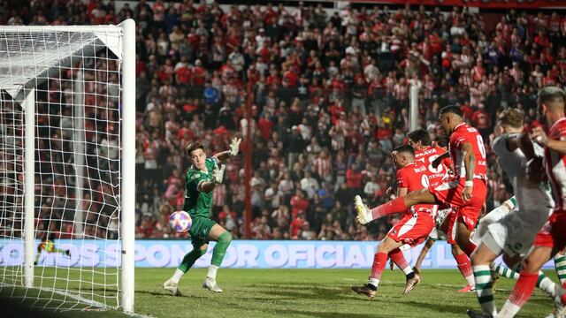 Joaquín Varela ya metió el cabezazo en el minuto 53 para que todo Instituto se desahogue en el empate ante Banfield